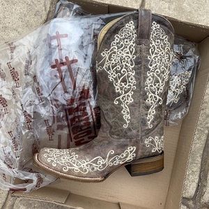 Corral brown crater bone embroidery boots NIB